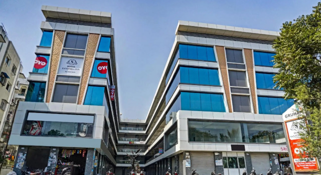 Capital O 85756 Hotel Santeria Inn, Rezerwuj Hotel Hotele w Surat z basenem, Basen