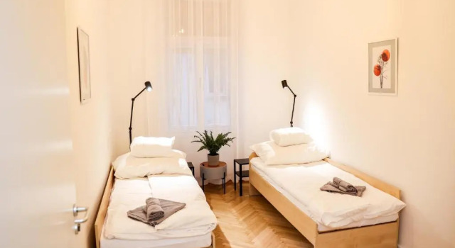 3 separate bedroom apartment for 6 people 5 BEDS, 2 BTHR AC FAST WIFI at the Parliament, Забронировать Апартаменты/квартира Будапешт 