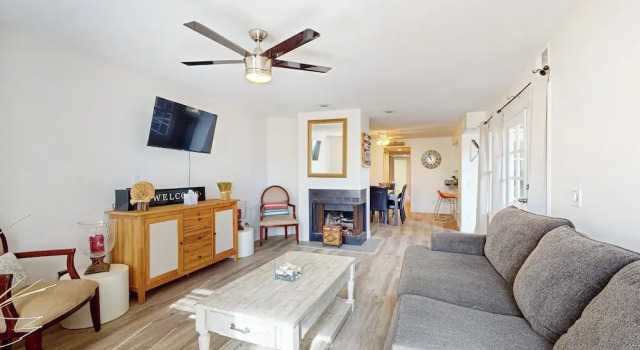 2BR Condo Steps to the Beach & Blvd-dog-friendly, Забронировать Дом для отпуска Коттеджи Сан-Диего, рядом с The Promenade at Pacific Beach, Коттедж