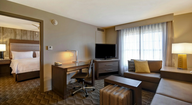 Homewood Suites by Hilton at The Waterfront, Buchen Sie Hotel Wichita Kansas