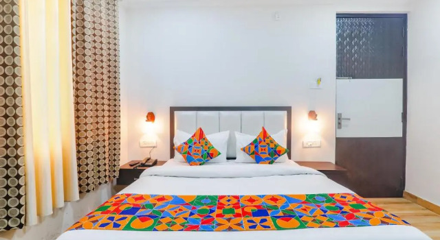 Номер Deluxe FabHotel Shyam Inn
