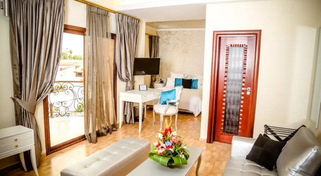 Люкс Standard с балконом Particular Destiny Suites