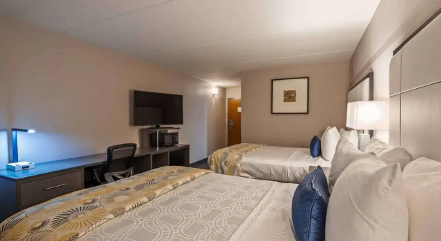 M Hotel & Conference Center, Забронировать Отель Отели Tri-Cities с бассейном, Бассейн