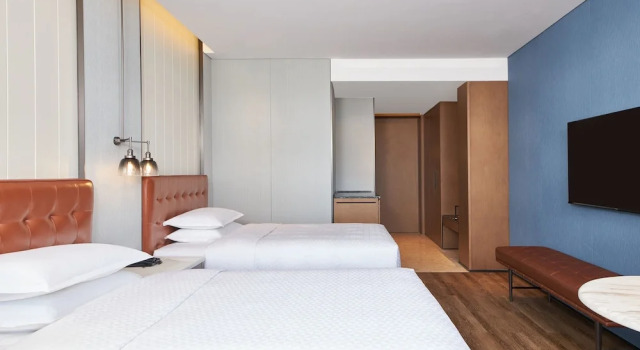 Четырёхместный номер Deluxe с балконом и с видом на озеро Four Points by Sheraton Nanchang, Xihu