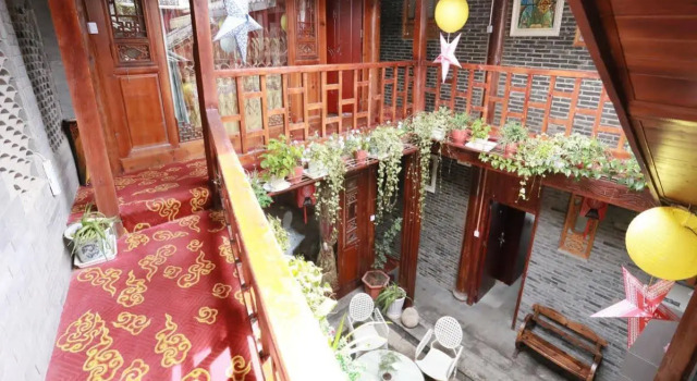 Ruxiang Hostel - Greenery Inn, Забронировать Хостел Лицзян Юньнань, рядом с Улица Сквер-стрит Древнего города Даянь