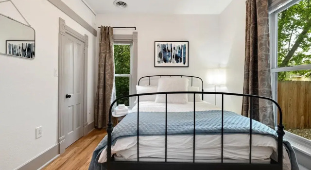 Коттедж с балконом Lola House! Cozy comfort, Prime Old Town Location