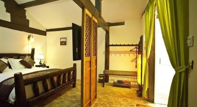Lijiang Yunjin Yaju Courtyard Hotel, Забронировать Отель Лицзян Юньнань, рядом с Улица Сквер-стрит Древнего города Даянь