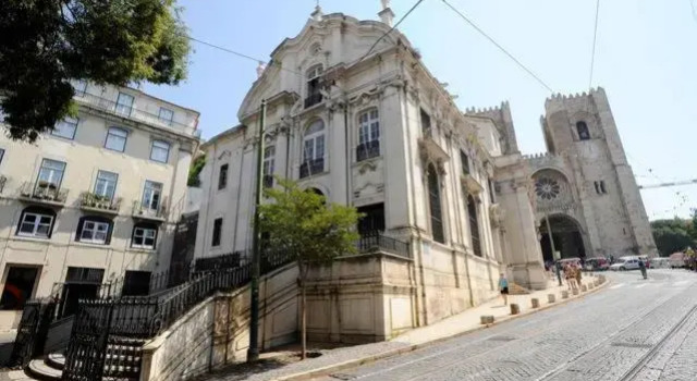 Casa Largo de Santo Antonio da Sé 8, Забронировать Отель Бизнес-отели Санта-Мария-Майора, 4* 5*