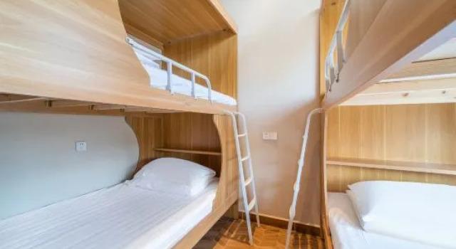 Кровать в общем номере (мужской номер) Wanning Riyuewan Flower Romantic Homestay