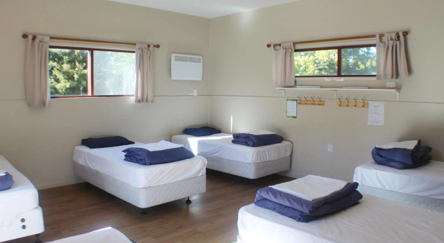 Кровать в общем номере The Barn Cabins & Camp