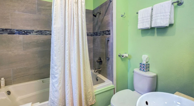 Двухместный люкс Luxury с балконом и с видом на сад Carlisle Garden Suites