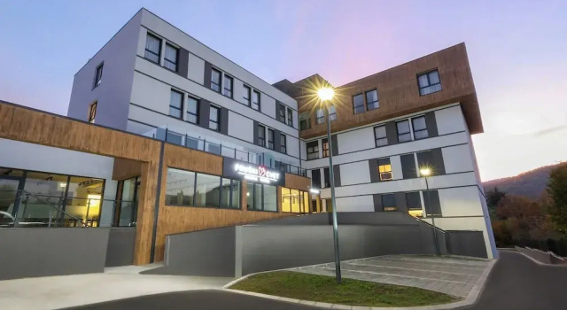 Apartmani Fruški Cvet - Fruške Terme, Забронировать Отель Отели Fuska Gora National Park с парковкой, Парковка