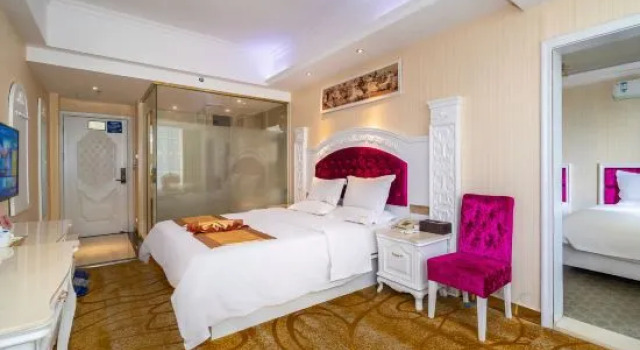 Трёхместный люкс Golden Hotel