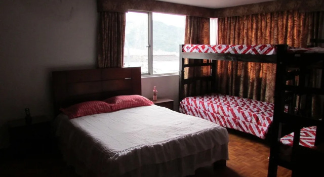 Четырёхместный семейный номер Standard с балконом Casa Blanca Hostal Manizales - Hostel