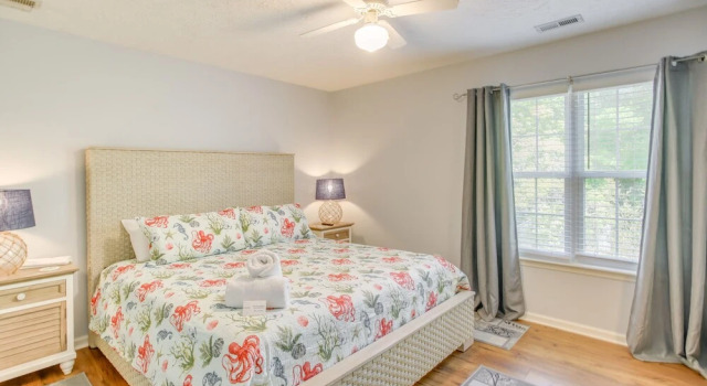 Коттедж с 2 комнатами Charming Oak Island Home 1 Mi to Beach!