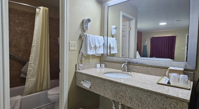 Четырёхместный номер Standard Deluxe Inn Motel