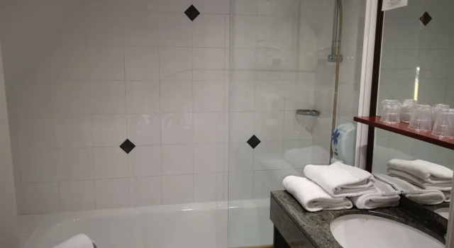 Номер Standard Hôtel Crocus Caen Mémorial