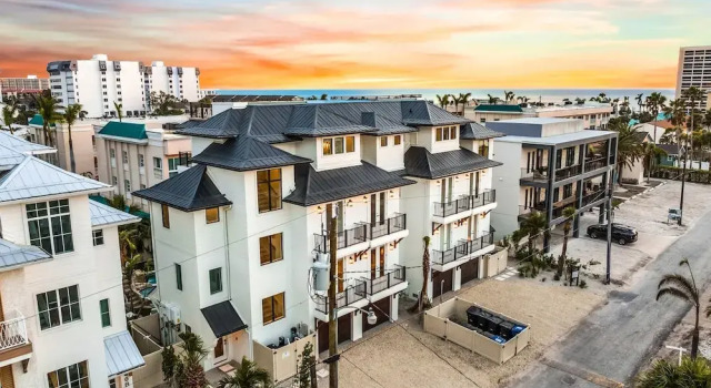 Siesta Springs in Siesta Key, Забронировать Дом для отпуска Отели Сиеста-Ки с парковкой, Парковка