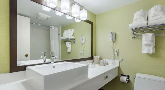 Четырёхместный номер Standard oceanfront Coastal Hotel & Suites Virginia Beach - Oceanfront