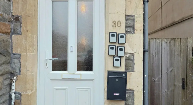 Cardiff Guesthouse & On-Street Parking