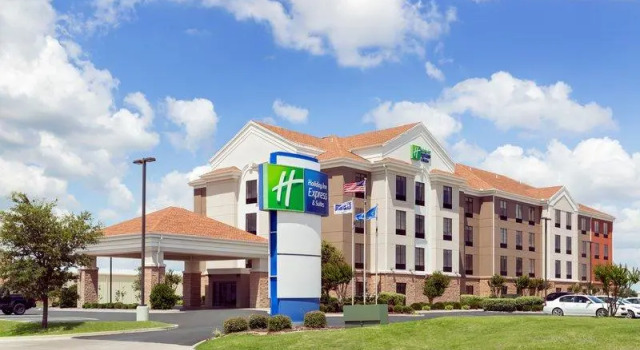 Люкс с 2 комнатами Holiday Inn Express & Suites Shawnee by IHG