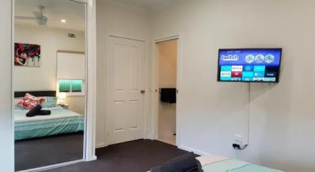 Homely Getaways - Eighth Street Mildura, Book Hotel Mildura 