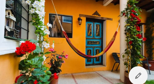 ITCHIMBIA GARDEN QUITO Suites Coloniales renovadas con vista a la Cordillera de los Andes de Quito, Забронировать Отель Кито Сьерра, рядом с Del Arbolito Park