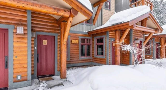Stylish End Unit On Fairway, Hot Tub - Walk To Lift 2 Bedroom Condo