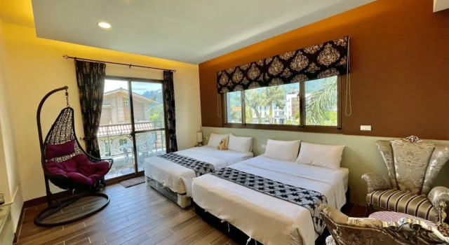 Четырёхместный номер Standard с балконом White Palace B&B
