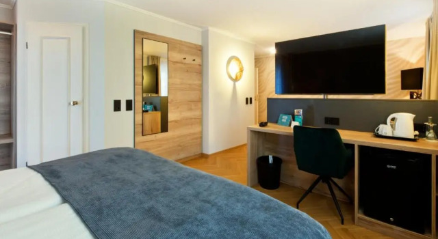 Полулюкс Atrium Hotel Amadeus