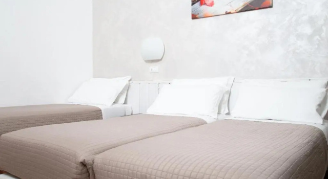 Трёхместный номер Standard с балконом Hotel Columbia