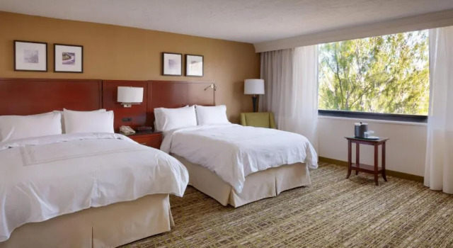 Четырёхместный номер Standard с красивым видом из окна Salt Lake City Marriott University Park