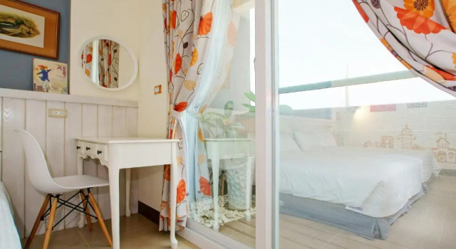 Четырёхместный номер Standard с балконом Walk in the Wind Homestay
