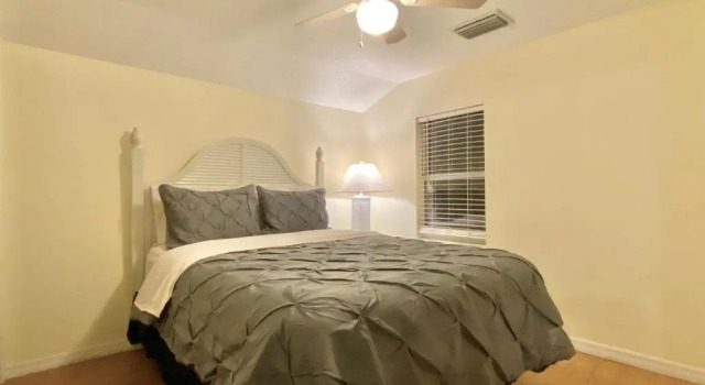 Siesta Beach Cottage, Sleeps 6, Walk to Beach, Stores, & Restaurants, Забронировать Отель Отели Сиеста-Ки с парковкой, Парковка