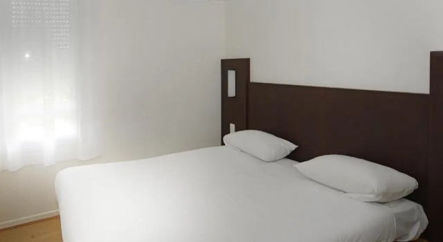 Номер Standard Brit Hotel Essentiel Reims Taissy