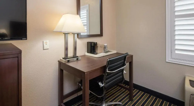 Четырёхместный номер Standard Travel Inn Sunnyvale