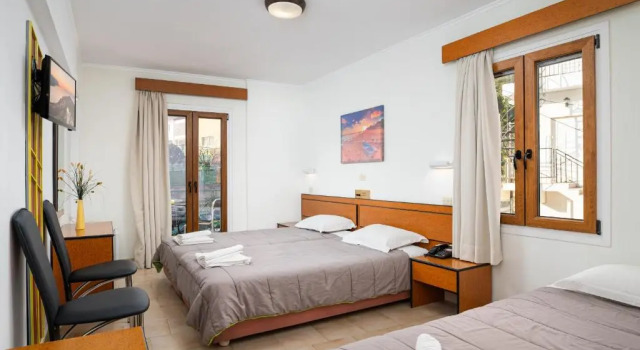 Трёхместный номер Standard Emily Hotel