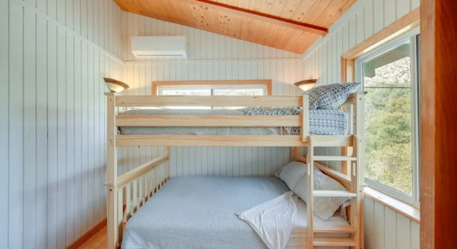 Коттедж с 2 комнатами с балконом Scenic Kernville Getaway w/ Deck & Mountain Views!
