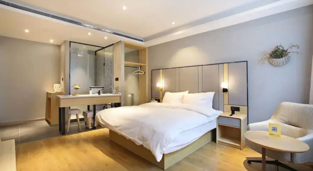 Студия с балконом и с красивым видом из окна Miju House Jing'an