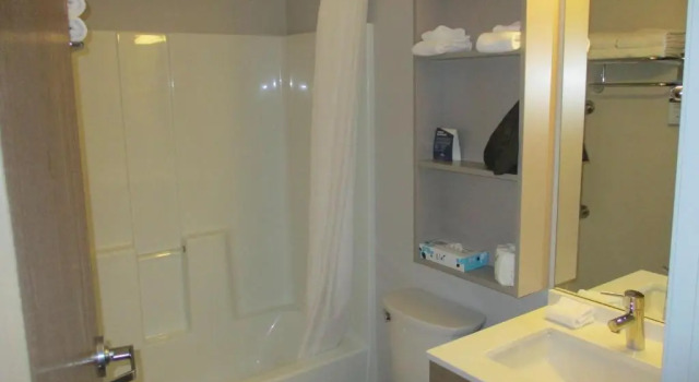 Четырёхместный номер Deluxe Microtel by Wyndham Vernal / Naples