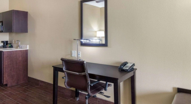 Двухместный люкс Comfort Suites Odessa near University