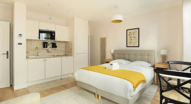 Charming and new Studio in Heart of Paris, Забронировать Апарт-отель Париж Иль-де-Франс, рядом с Станция метро Rambuteau