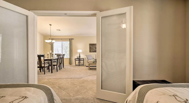 Chic Maricopa Getaway w/ Outdoor Oasis & Pool, Book Feriehus Sommerhuse i Maricopa, Hytte