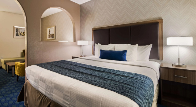 Двухместный люкс Best Western PLUS Tulsa Inn & Suites