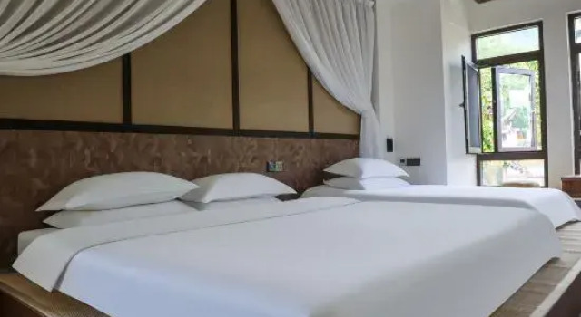 Семейный люкс с балконом Myanmar Overseas Chinese Hot Spring Private Hot Spring Inn