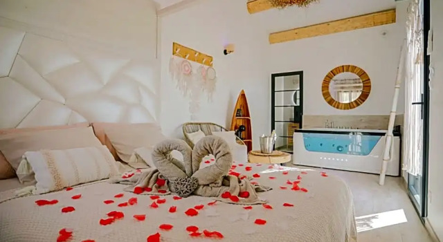 Villa CoCoon - Love room cocooning & 50 nuances, Réserver Complexe hôtelier Cuges-les-Pins Bouches-du-Rhône