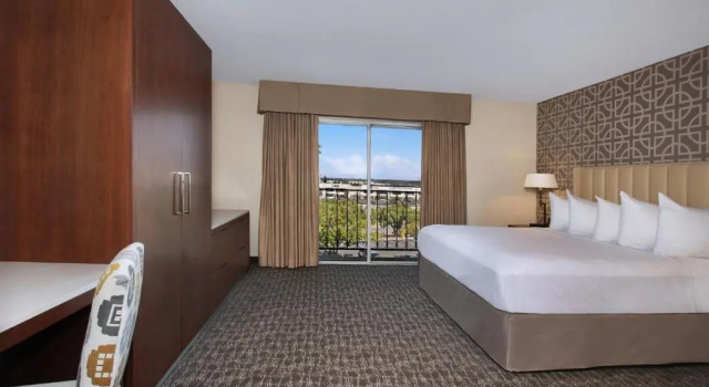 Двухместный люкс с 2 комнатами Embassy Suites by Hilton Anaheim North