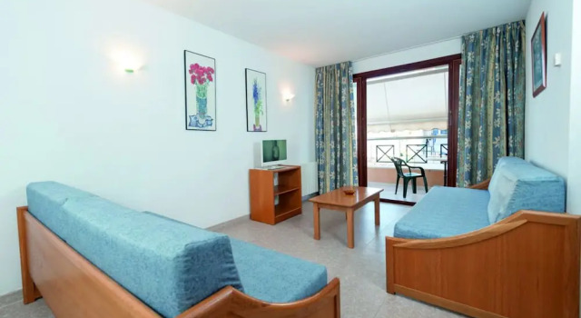 Семейные апартаменты с балконом Apartamentos Xaloc HRC
