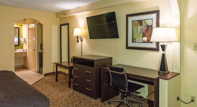 Двухместный люкс Rodeway Inn & Suites Clarksville near Governors Square Mall