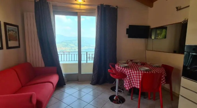 Residence Sirene alloggio Paola con vista lago e piscina comune